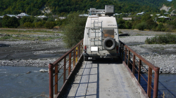 Georgien, Brücke über einen Zulauf der Zhinvali Talsperre