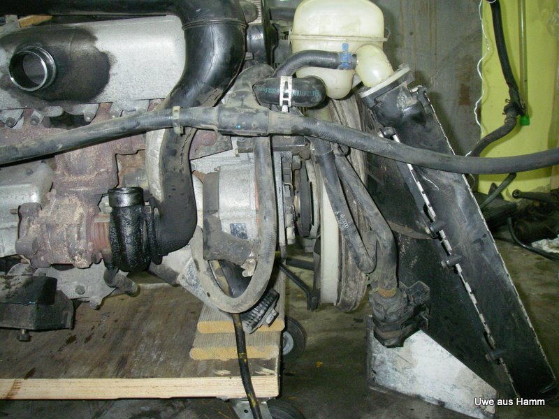 Motor ACL, rechte Motorseite mit Schläuchen