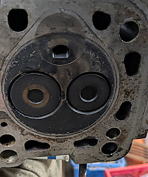 Zylinderkopf von unten mit Ventilen