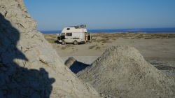 Azerbaidschan, Schlammvulkane von Quobustan, im Hintergrund das Kaspische Meer